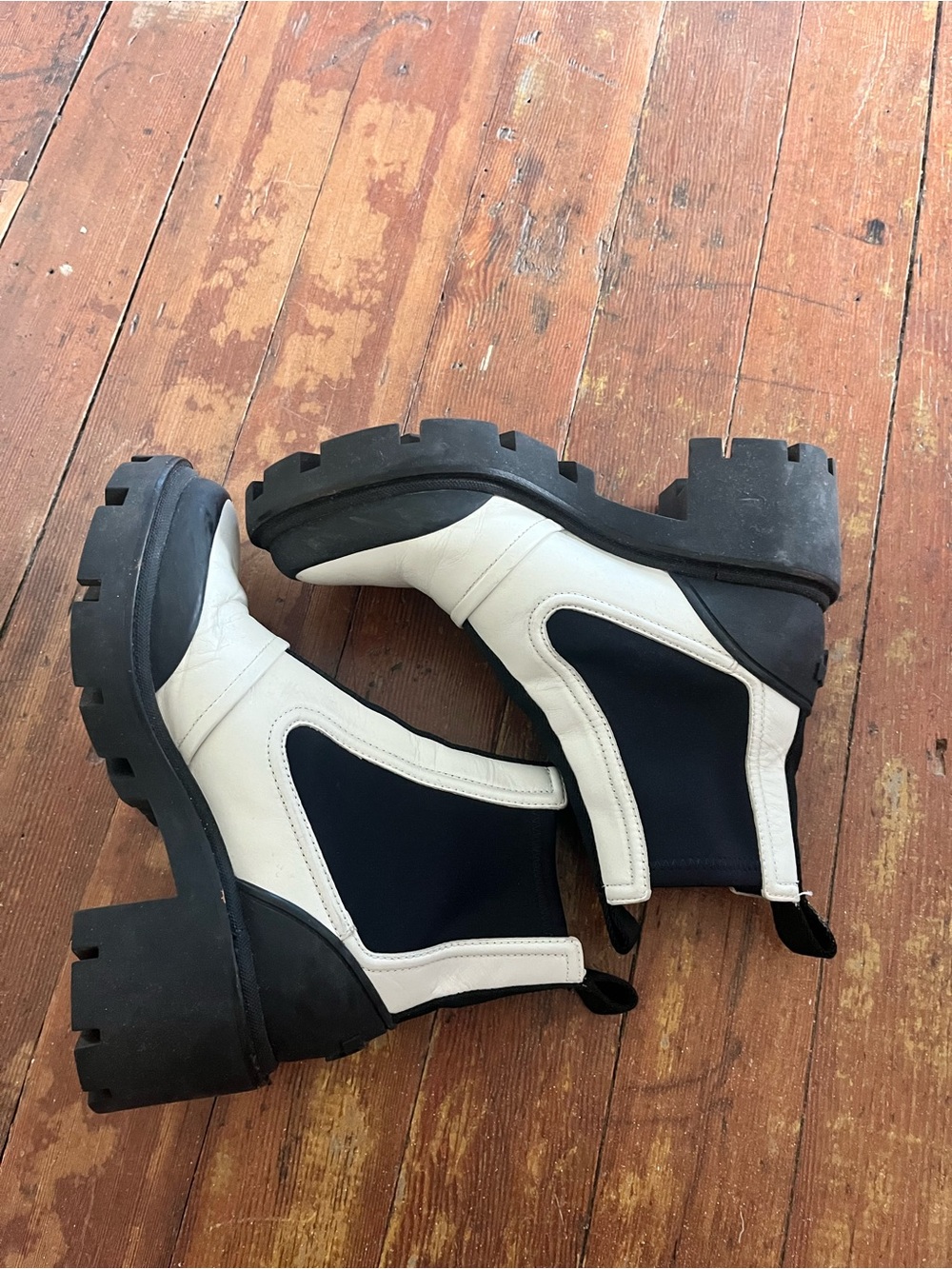 Tory Burch 7.5 lug sole heel boots